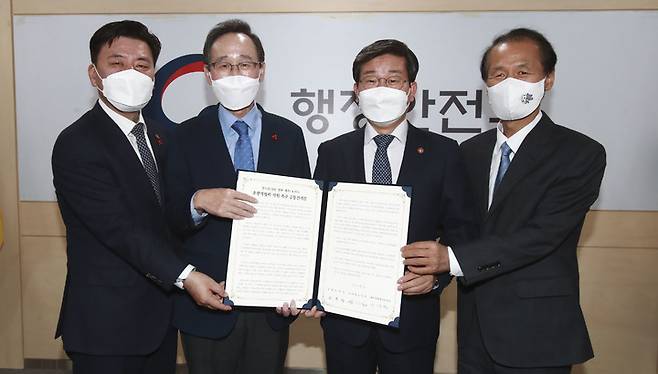 [전북=뉴시스] 6일 정부세종청사에서 송하진 전북지사, 최문순 강원지사, 구만섭 제주특별자치도지사 권한대행이 강소권 지원 촉구를 위한 공동건의문 채택 한 후 전해철  행정안전부 장관에게 강소권 초광역협력 지원방안을 강력 요구하고 있다. 왼쪽부터 구만섭 제주특별자치도지사 권한대행, 송하진 전북도지사, 전해철 행정안전부 장관, 최문순 강원지사. 2021.12.06 (사진= 전라북도청 제공) photo@newsis.com *재판매 및 DB 금지