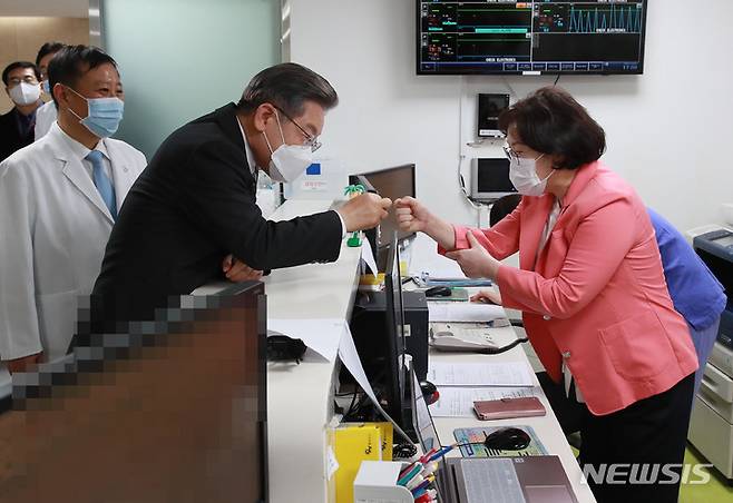 [인천=뉴시스] 국회사진기자단 = 이재명 더불어민주당 대선후보가 6일 오후 인천시 동구 인천의료원 음압병동을 찾아 의료진을 격려하고 있다. 2021.12.06. photo@newsis.com