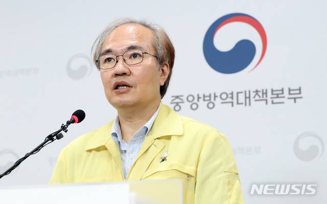 [청주=뉴시스]권준욱 중앙방역대책본부 부본부장이 지난해 8월18일 오후 충북 청주 질병관리본부에서 코로나19 국내 발생 현황에 대해 브리핑하고 있다. 2021.12.06.