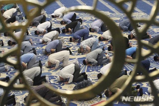 [그로즈니=AP/뉴시스] 이슬람 최대 명절 '이드 알 아드하' 첫날인 20일(현지시간) 러시아 체첸공화국 수도 그로즈니의 한 사원에서 이슬람교도들이 기도하고 있다. '희생제'라고도 알려진 '이드 알 아드하' 축제는 나흘 동안 이어지며 이 기간에 이슬람교도들은 양이나 소를 도축해 가난한 사람들과 나눠 먹는다. 2021.07.21.