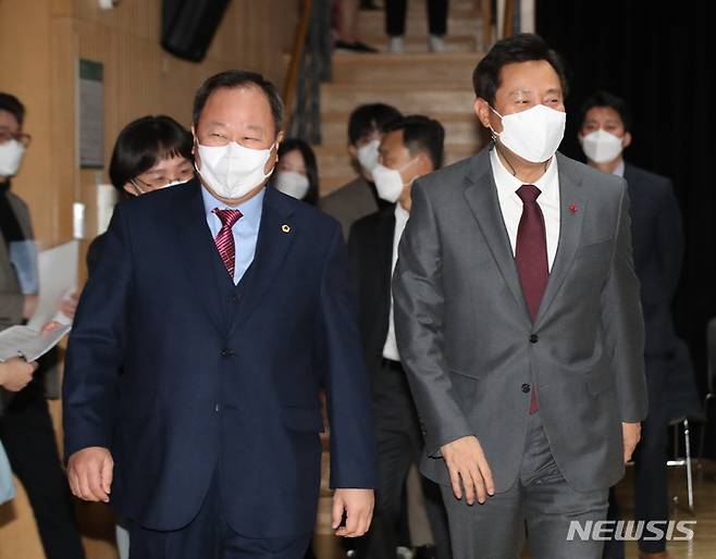 [서울=뉴시스] 조수정 기자 = 오세훈 서울시장과 김인호(왼쪽) 서울시의회 의장이 6일 오후 서울시청에서 열린 2021 서울 인권콘퍼런스 참석을 위해 대화를 나누며 나란히 입장하고 있다. 서울시의회 예산결산특별위원회(위원장 김호평)는 이날 서울시 내년도 예산안 본심사에 들어갔다. 2021.12.06. chocrystal@newsis.com