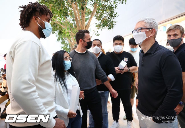 [사진] 지난달 20일(한국시간) LA의 한 애플 매장 그랜드 오프닝에 참석해 팀 쿡 애플 CEO(오른쪽에서 두 번째)와 대화를 나누고 있는 켄리 잰슨(왼쪽). ⓒGettyimages(무단전재 및 재배포 금지)