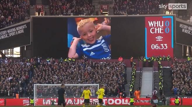 의붓어머니의 학대로 지난해 사망한 아서 라빈조 휴즈를 추모하는 영국 축구팬들. 영국 스카이스포츠뉴스(SKY SPORTS) 영상 캡처