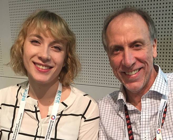 레이철 멘지스 시드니대 심리학부 박사후연구원(왼쪽)과 로스 멘지스 시드니공대 보건대학원 교수의 모습.