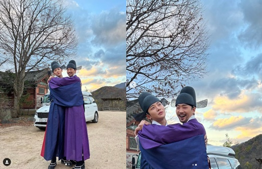 RO WOON posted a picture of Actor Kim taking and hugging with The Kings Affaction on Instagram on the 6th.The netizen responded Its cute, Today is finally the Kings Affaction Day and I will use it soon.The Kings Affaction is a secret royal romance drama that takes place when a child who was born as twins and abandoned only because she was a girl is a tax collector through the death of Orabi Seson.RO WOON is appearing as a lover of Park Eun-bin (Lee Hwi-bun), the king who played the male role in the play.Meanwhile, The Kings Action will be broadcast on KBS 2TV at 9:30 pm.