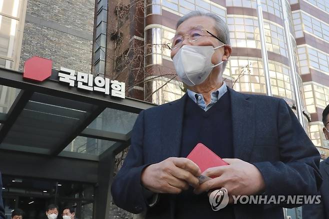 윤석열 후보 만난 뒤 당사 나서는 김종인 국민의힘 윤석열 대선 후보 선대위 출범식을 하루 앞둔 지난 5일 총괄선대위원장직을 수락한 김종인 전 비상대책위원장이 윤석열 후보를 만난 뒤 서울 여의도 당사를 나서고 있다.  [국회사진기자단] toadboy@yna.co.kr