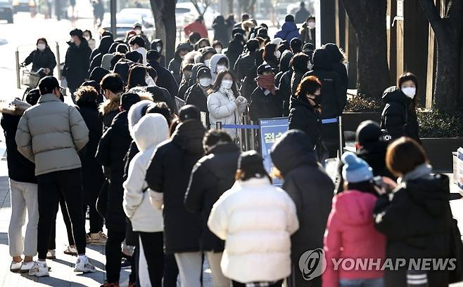 길게 늘어선 코로나19 검사 대기 줄 (서울=연합뉴스) 윤동진 기자 = 코로나19 신규 확진자 4천325명을 기록한 6일 오전 서울 송파보건소 선별진료소 주변에서 시민들이 검사를 받기 위해 줄을 서 있다. 2021.12.6 mon@yna.co.kr