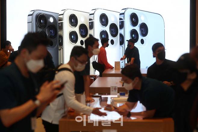 [이데일리 방인권 기자] 애플 ‘아이폰13’ 시리즈가 국내에 정식 출시된 10월 8일 서울 강남구 애플스토어 가로수길점에서 시민들이 제품 상담을 받고 있다.