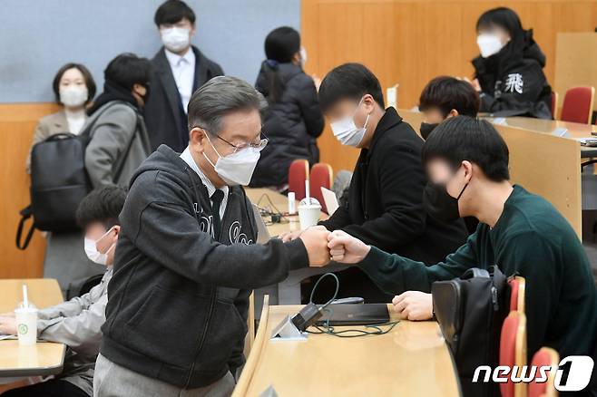 이재명 더불어민주당 대선후보가 7일 서울 관악구 서울대에서 열린 서울대학교 금융경제세미나 초청 강연회에 참석해 '청년살롱 이재명의 경제이야기' 경제정책 기조와 철학을 주제로 강연하기에 앞서 학생들과 인사를 하고 있다. 2021.12.7/뉴스1 © News1 국회사진취재단