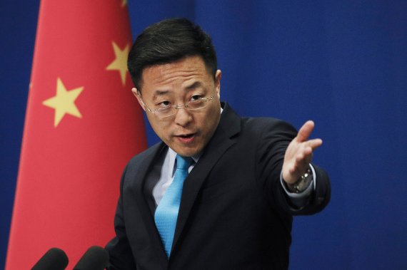 자오리젠 중국 외교부 대변인이 베이징 청사에서 기자회견 중 질문을 받고 있다. /사진=뉴시스