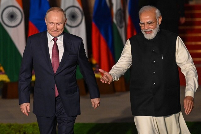 인도의 나렌드라 모디 총리와 러시아 블라디미르 푸틴 대통령이 6일 인도 뉴델리에서 만나고 있다. 뉴델리/AFP 연합뉴스