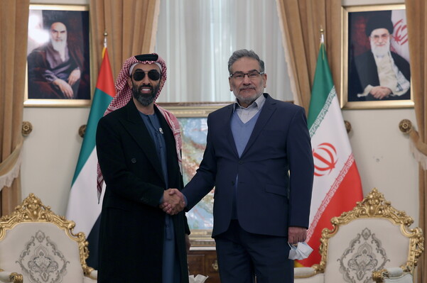 아랍에미리트의 셰이크 타흐눈 빈 자이드 알 나흐얀 안보보좌관(왼쪽)과 이란의 알리 샴카니 최고국가안보회의(NSC) 의장이 6일 이란 테헤란에서 회담에 앞서 악수하고 있다. 테헤란/EPA 연합뉴스