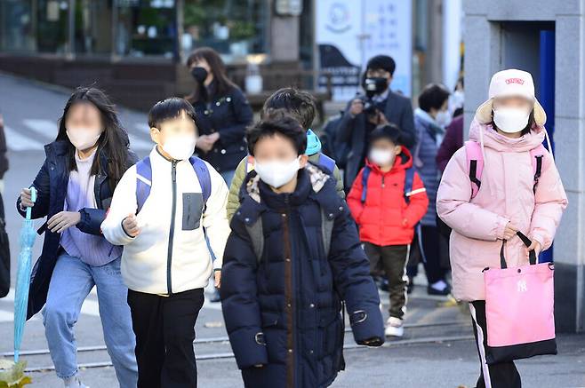 수도권을 포함한 전국 학교가 전면등교를 시작한 지난달 서울 용산구 금양초등학교에서 학생들이 등교하고 있다. 사진공동취재단