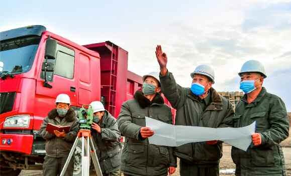평양 외곽의 대평지구 살림집 건설장에서 북한 노동자들이 작업하고 있다. 평양=노동신문 뉴스1