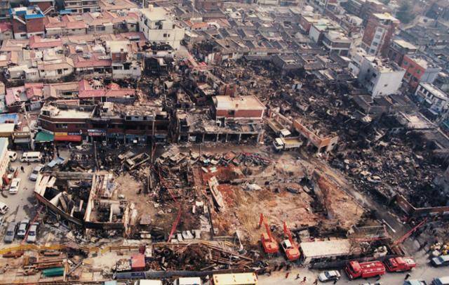 도시가스폭발로 폐허가 된 서울 아현동 주택가. 8일부터 복구가 시작됐으나 처참한 현장이 당시의 악몽을 되새겨주고 있다. 1994.12.8. 한국일보 자료사진