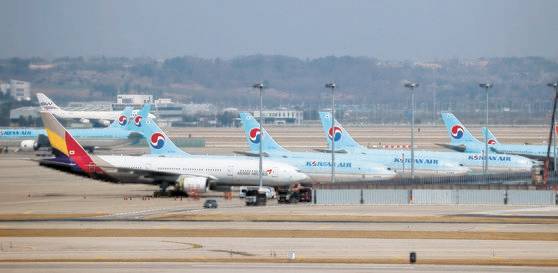 대한항공과 아시아나항공의 기업결합에 대한 공정위 심사가 난항이다. 사진은 인천공항 주기장에 나란히 서있는 양 항공사의 비행기. [연합뉴스]