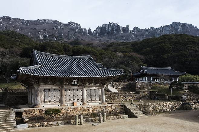 미황사 전경. 대웅보전 뒤로 달마산 능선의 암봉들이 병풍처럼 서 있다.