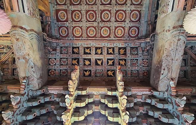 미황사 대웅보전 내부 천장의 모습. 외관과 달리 내부가 매우 화려하다.