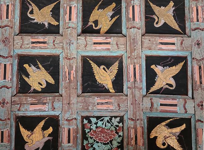 대웅보전 천장에 그려진 학 그림. 금박을 입혔다. 그림을 그린 종이를 나무 조각에 붙이는 배접 방식으로 금빛 학을 그려 넣었다.