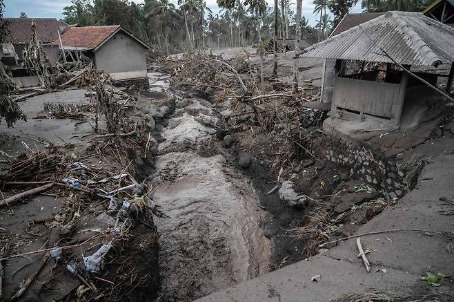 스메루 화산 폭발로 초토화된 인도네시아 자바섬 루마양의 숨베르 울루 마을. AFP=연합뉴스