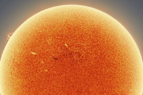 미국 캘리포니아 출신의 천체 사진작가 앤드루 매카시가 찍은 태양의 모습. [앤드루 매카시 인스타그램(@cosmic_background) 캡처]