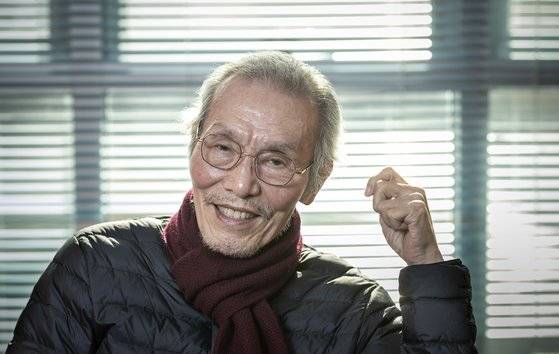 6일 오전 서울 대학로에서 만난 배우 오영수. 매일 오후 1시부터 시작하는 연극 '라스트 세션' 연습에 앞서 잠시 낸 짬이었다. 지난 10월 '오징어 게임'으로 대중적 인기가 급상승한 바로 그 때, 그는 연극 무대로 복귀하는 결정을 내렸다. 당시 "'오징어 게임' 말고 연극으로 인터뷰를 하자"고 했던 그는 약속대로 연극 연습이 시작되자마자 먼저 인터뷰 일정을 잡자고 연락해왔다. 권혁재 사진전문기자