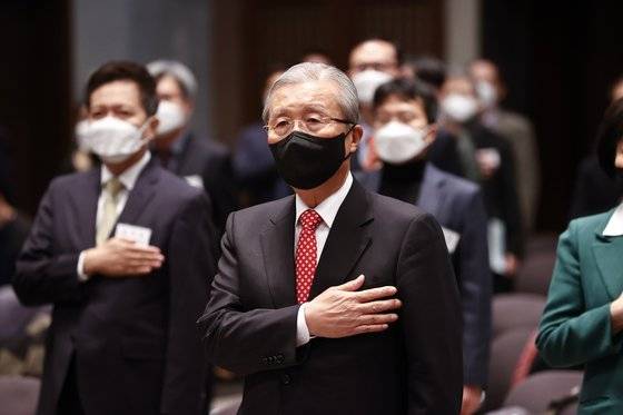 국민의힘 김종인 총괄선대위원장을 비롯한 참석자들이 7일 오후 서울 프레스센터에서 열린 국가비전 심포지움 국민행복과 국가미래에서 국기에 대한 경례를 하고 있다. 연합뉴스