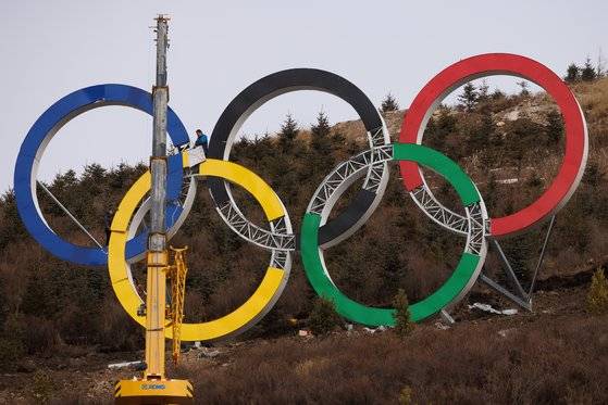 내년 2월 겨울올림픽을 개최하는 중국에서 오륜기가 설치되고 있다. [로이터=연합뉴스]