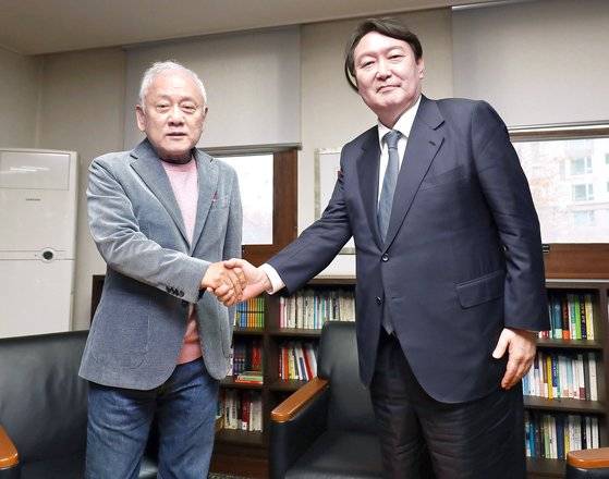 윤석열 국민의힘 대선 후보가 지난 11월 21일 오후 서울 용산구 김한길 전 민주당 대표 사무실에서 김 전 대표와 악수를 나누고 있다. 국회사진취재단