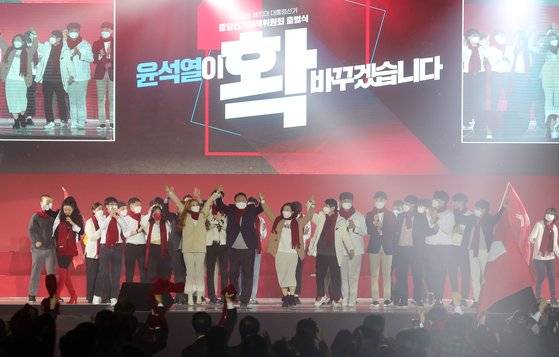 윤석열 국민의힘 대선 후보가 6일 서울 송파구 올림픽공원 체조경기장에서 열린 제20대 대통령선거 선거대책위원회 출범식에서 빨간 목도리를 들고 청년들과 대선 승리 기원 퍼포먼스를 하고 있다. [국회사진기자단]