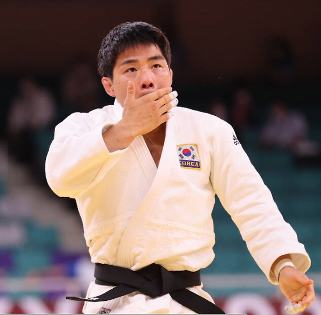 안창림 (27·KH그룹 필룩스 유도 단)이 도쿄올림픽 남자유도 73kg급 16강전에서 상대 선수와 부딪쳐 코피가 나면서도 경기에 집중하고 있다. 그는  “다시 선택의 순간이 와도 망설이지 않고 한국을 택할 것”이라고 말한다.