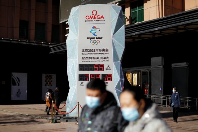중국 베이징 한 거리에 7일 베이징 동계올림픽이 59일 남았음을 알리는 시계가 설치돼 있다. 로이터연합뉴스