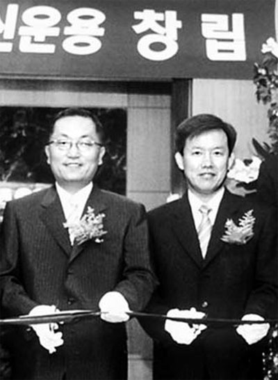 2000년 8월 미래에셋투신 창립식에 참석한 박현주 당시 미래에셋자산운용 사장(왼쪽)과 최현만 미래에셋증권 사장.  [매경DB]