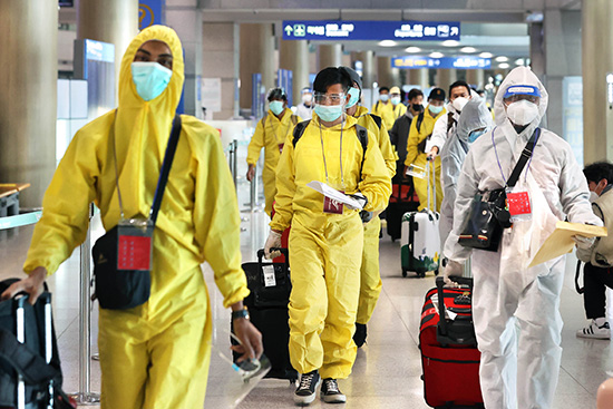 지난 11월 29일 오전 방역복을 입은 해외 입국자들이 인천국제공항을 통해 입국하고 있다. (출처=연합뉴스)