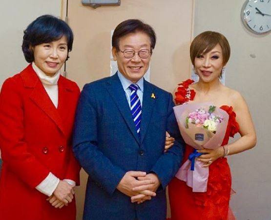 이재명 더불어민주당 대선 후보가 지난 2017년 성남시장 시절, 성남문화재단이 기획했던 ‘조수미 콘서트’에 참가한 뒤 조수미와 기념사진을 찍었다. [사진=이재명 SNS]