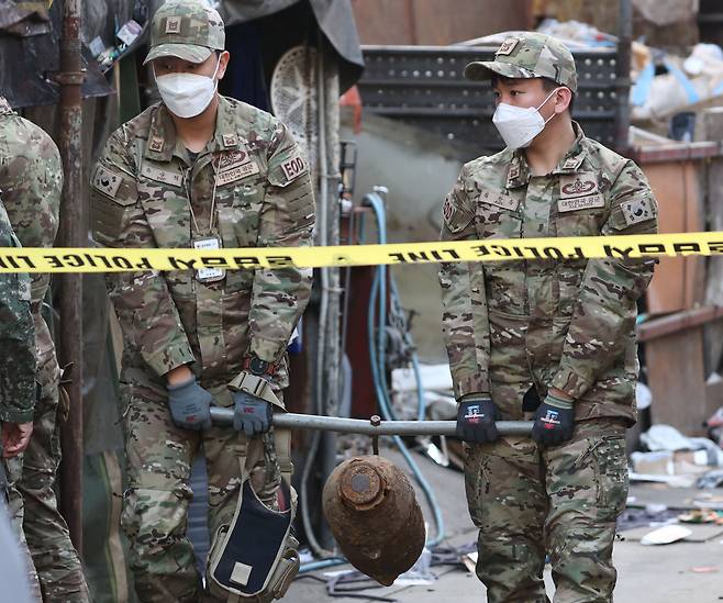 7일 오후 서울 마포구 신수동의 한 고물상에 폭발물로 의심되는 철제 물품이 발견됐다는 신고가 들어와 군 폭발물 처리반(EOD)이 출동, 폭발 의심 물체를 옮기고 있다. [연합]