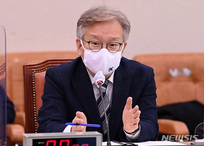 [서울=뉴시스] 최동준 기자 = 권칠승 중소벤처기업부 장관이 25일 서울 여의도 국회에서 열린 산업통상자원중소벤처기업위원회 전체회의에서 질의에 답변하고 있다. (공동취재사진) 2021.11.25. photo@newsis.com