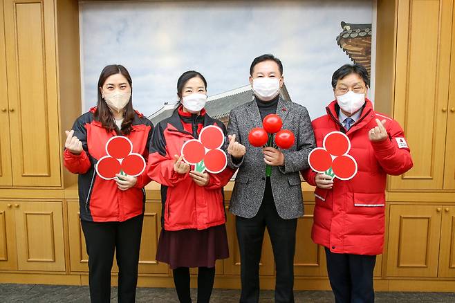 [전주=뉴시스] 7일 전북도의회에서 진행된 사랑의 열매 달기 캠페인 동참 모습. *재판매 및 DB 금지