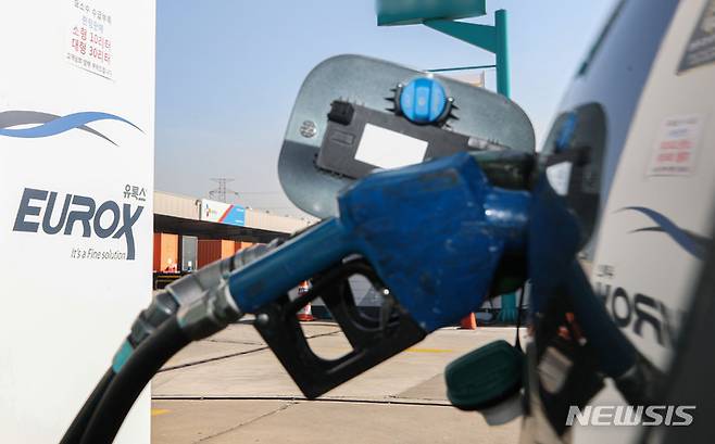 [군포=뉴시스] 권창회 기자 = 15일 오전 요소수 주요 거점지역 주유소 중 한 곳인 경기 군포시 한 주유소에서 화물차에 요소수가 주입되고 있다. 2021.11.15. kch0523@newsis.com