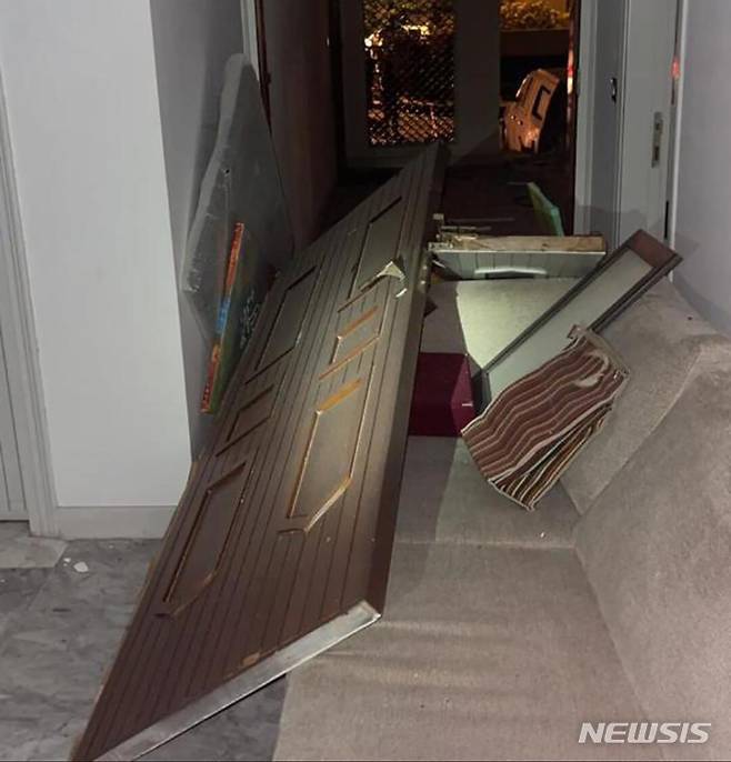 [바그다드=AP/뉴시스] 11월7일(현지시간) 이라크 총리실 공보부에서 제공한 사진으로 무인기 공격을 받은 총리관저 내부 모습. 무스타파 알카드히미 총리는 무사한 것으로 알려졌으며, 보안요원 7명이 부상을 당했다. 2021.11.08.