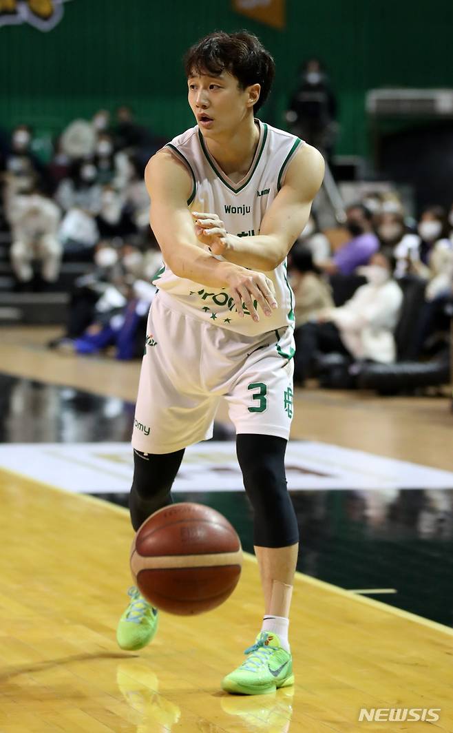 [서울=뉴시스] 고범준 기자 = 7일 오후 서울 송파구 잠실실내체육관에서 열린 서울 삼성 썬더스와 원주 DB 프로미 경기, 원주 허웅이 패스를 하고 있다. 2021.12.07. bjko@newsis.com