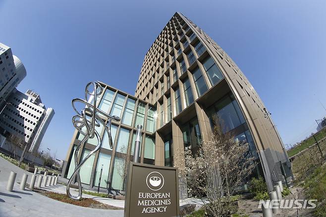 [암스테르담(네덜란드)=AP/뉴시스] 지난 4월20일(현지시간) 네덜란드 암스테르담 소재 유럽의약품청(EMA) 외관. 2021.12.07.