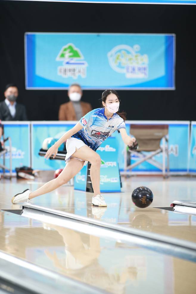 '2021 태백산컵 여자프로볼링대회' 우승을 차지한 박가률. 한국프로볼링협회