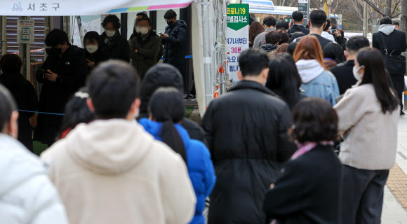 코로나19 신규 확진자가 4954명으로 집계된 7일 오후 서울 서초구 강남역 임시선별검사소에서 시민들이 검사를 받기위해 대기하고 있다. 뉴시스