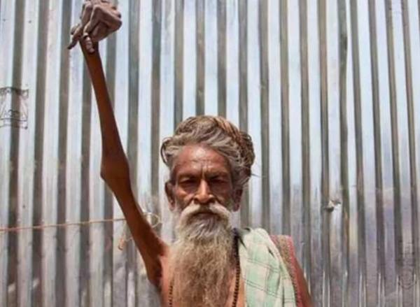 힌두교 신 시바에게 평생을 바친다며 오른팔을 45년간 들고 산 인도 남성. 트위터 캡처