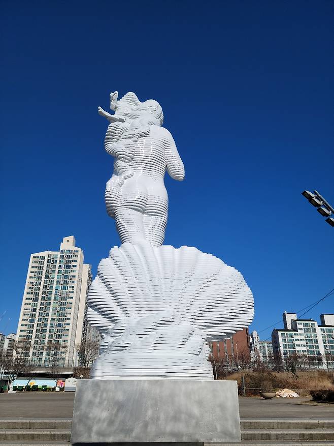 뒷면에서 바라본 ‘슬라이스 이미지, 비너스의 탄생’ -