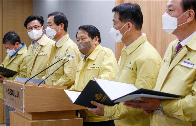 서울시구청장협의회 소속 서울 구청장들이 7일 서울시청 브리핑룸에서 기자회견을 열고 ‘권위주의 시대로 돌아가는 서울시에 대한 서울시 구청장 일동의 입장’에 대해 밝히고 있다. 이날 기자회견에는 서울시구청장협의회장을 맡고 있는 이성(오른쪽 세 번째) 구로구청장을 비롯해 8개 자치구 구청장이 참석했다.뉴스1