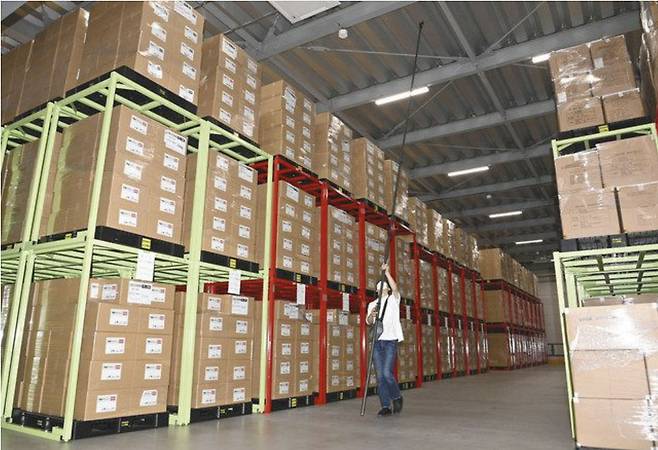 일본 도쿄 인근 물류 창고에 쌓여 있는 아베 마스크.