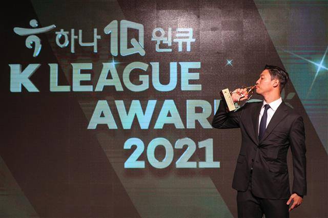 벽이  벽을  넘다 - 24년 만에 수비수 출신 최우수선수(MVP)에 선정된 홍정호(전북 현대)가 7일 서울 홍은동 스위스그랜드호텔에서 열린 ‘하나원큐 K리그1 2021 대상 시상식’에서 MVP 트로피에 입을 맞추고 있다.뉴스1