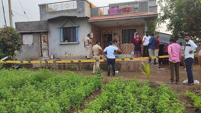 남동생이 집안의 반대에도 가출해 결혼하고 임신까지 한 누나를 참수한 인도 서부 마하라슈트라주 아우랑가바드 지구의 사건 현장을 경찰과 주민들이 살펴보고 있다.영국 BBC 홈페이지 캡처